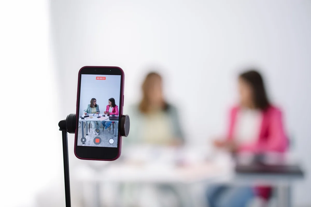 Grabación de contenido audiovisual con Miriam y María, de UNMEI